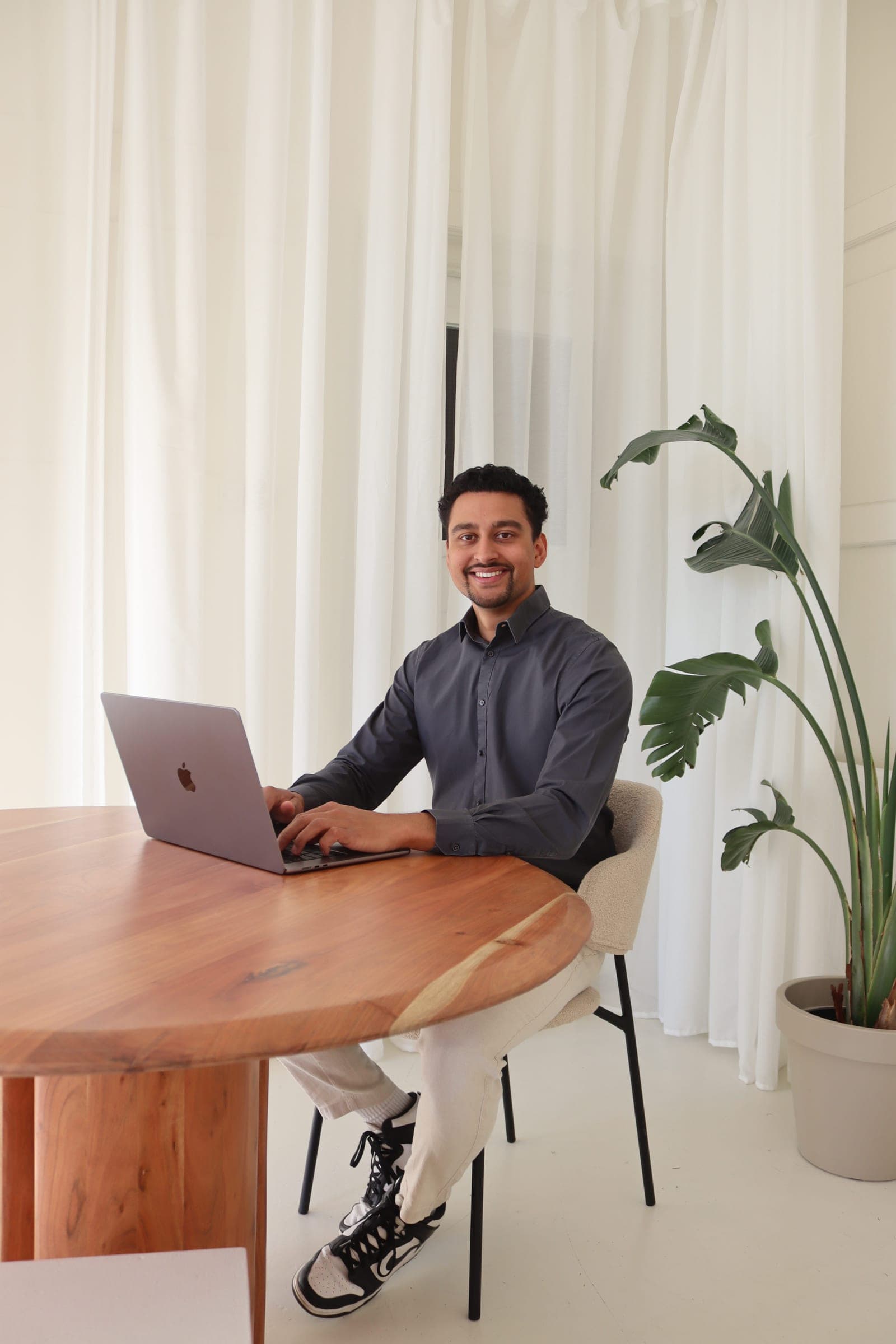 Medewerker van We Got It Marketing werkt op een laptop aan een Google Ads-account